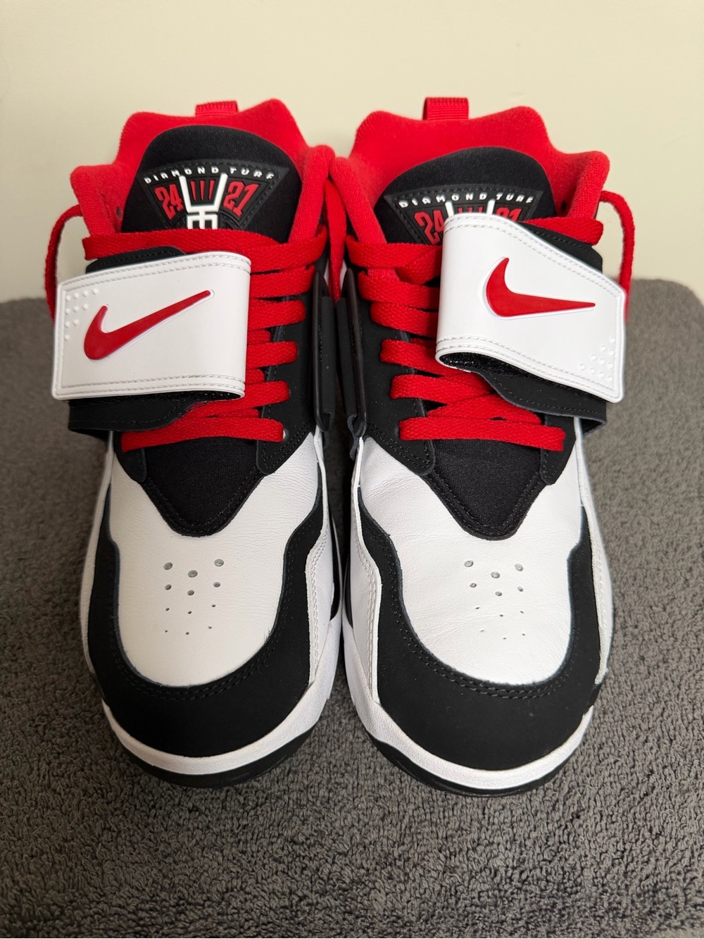 Nike Mens Diamond Turf size 10.5 White, Black & Red High-Top Sneakers